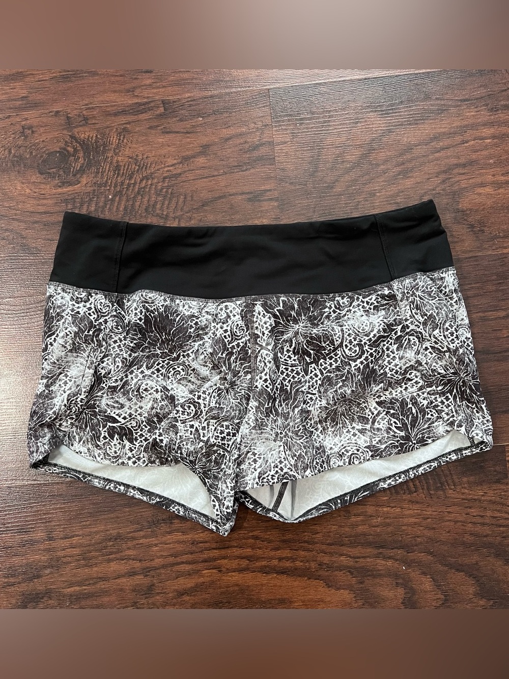 Lululemon Run Times Shorts Black White Lace Print Lined Zip Pocket Size 8